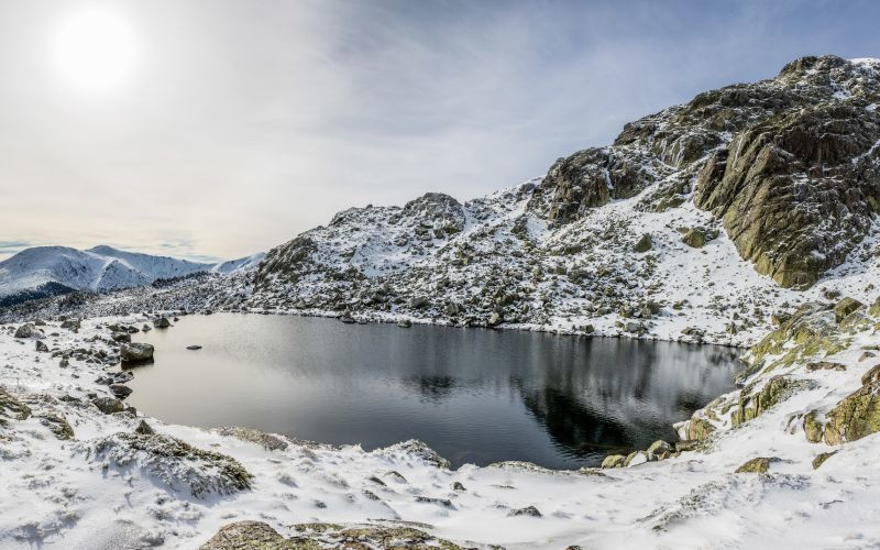 La lagune Grande de Peñalara couverte de neige