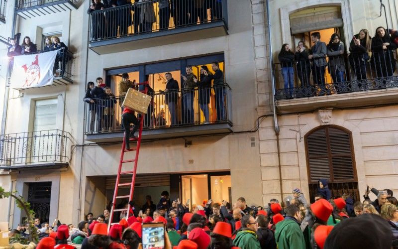 La tradition veut que les pages royaux montent aux balcons pour laisser des cadeaux aux enfants