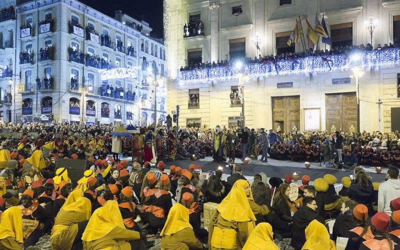 Le spectacle final se déroule devant la crèche, où se trouve l'enfant Jésus