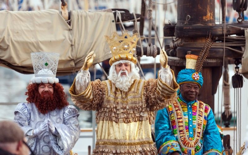 Les Rois Mages choisissent d'arriver en bateau sur leur chemin vers Barcelone