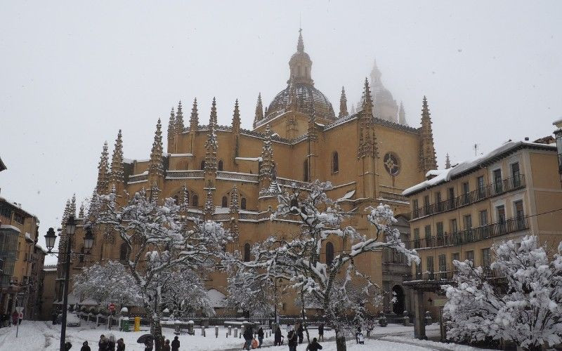 La Dame des Cathédrales quand la neige tombe