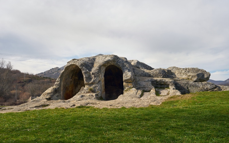 Vue de l’église rupestre de San Vicente dans près du village de Cervera de Pisuerga, province de Palencia