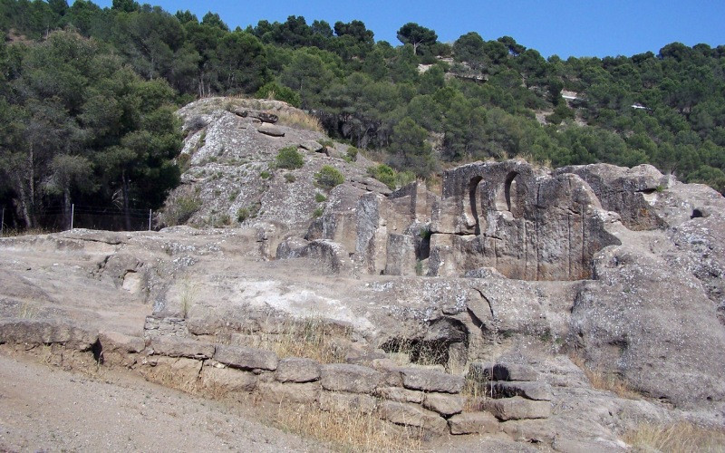 Vue de l'église troglodyte de Bobastro