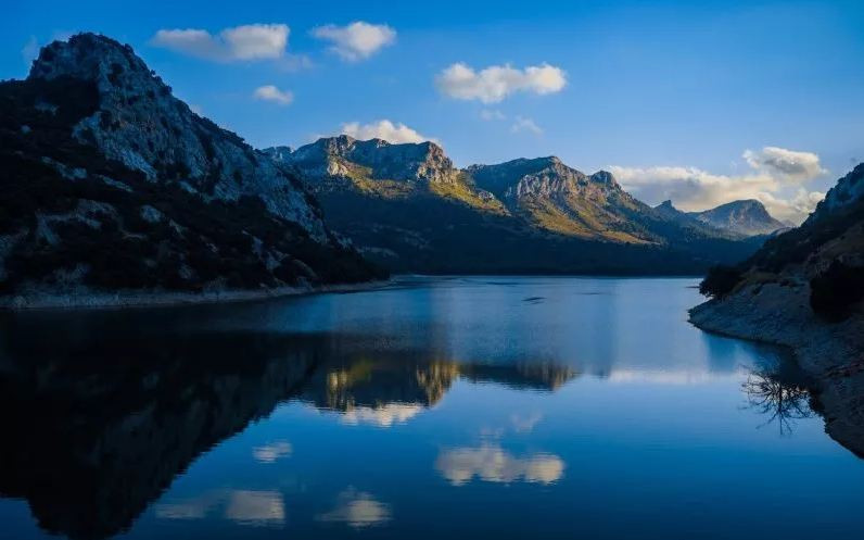 Le bleu de ce lac majorquin est étonnant