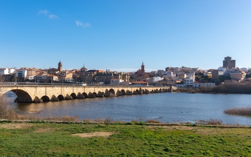 Pont sur la rivière à Alba de Tormes