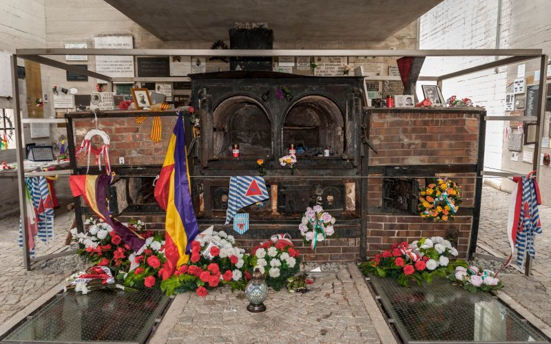 Mémorial des prisonniers de Mauthausen devant l'un des fours crématoires