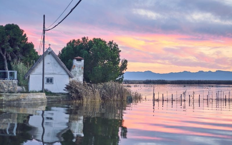 La combinaison de l'eau et de la terre dans l'Albufera de Valence offre des vues à couper le souffle