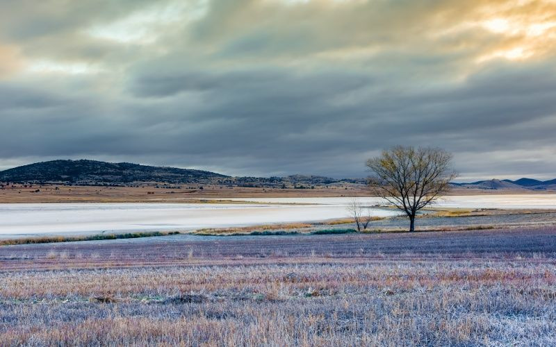 La vue panoramique sur la lagune de Gallocanta offre beaucoup de paix et de tranquillité