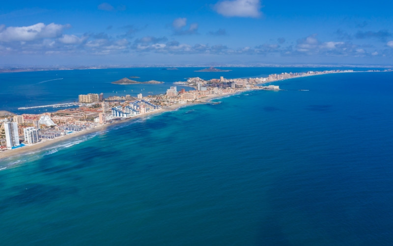 Lagune Mar Menor et la Mer Méditerranée séparées par La Manga en Murcie