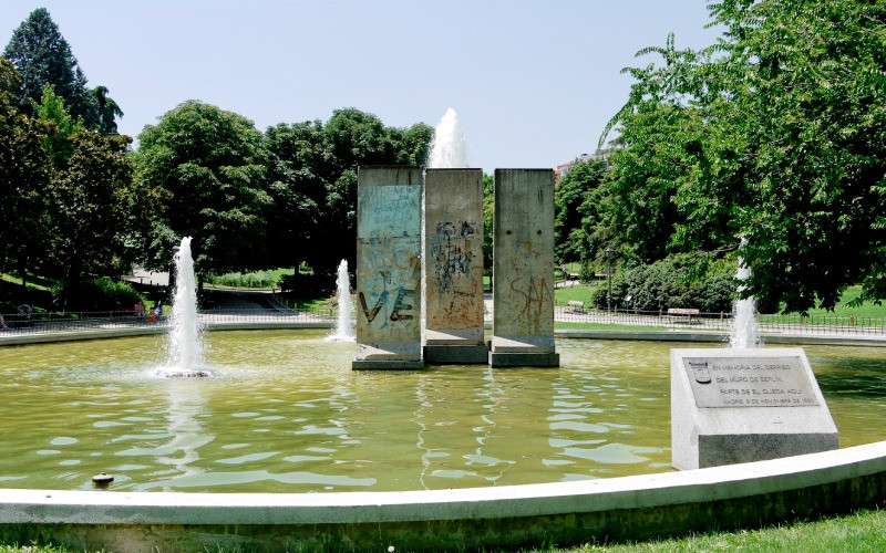 Fragments du mur de Berlin dans le parc du même nom, à Madrid