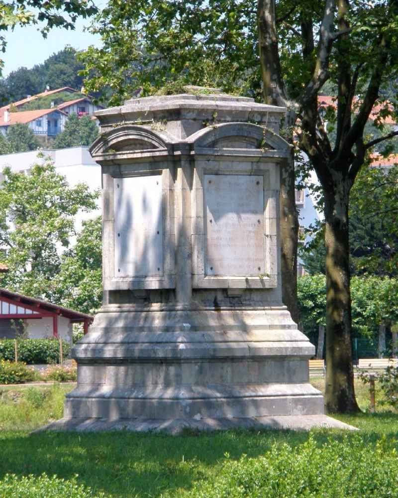 Monolithe sur l'île des faisans