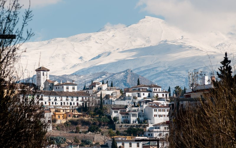 Grenade avec la Sierra Nevada en arrière-plan