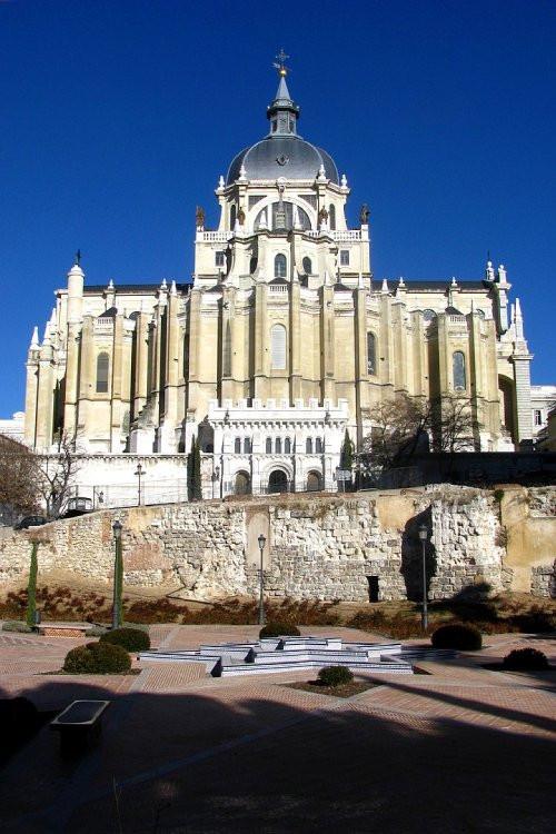 En arrière-plan, la cathédrale de l'Almudena et juste devant, la muraille de Mohamed I