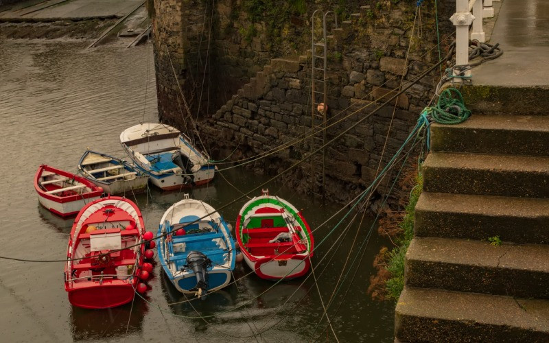 Bateaux près des escaliers du quai à Puerto de Vega