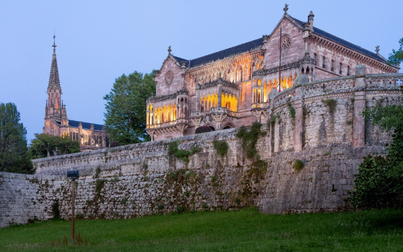 Vue du Palais de Sobrellano sur la façade principale