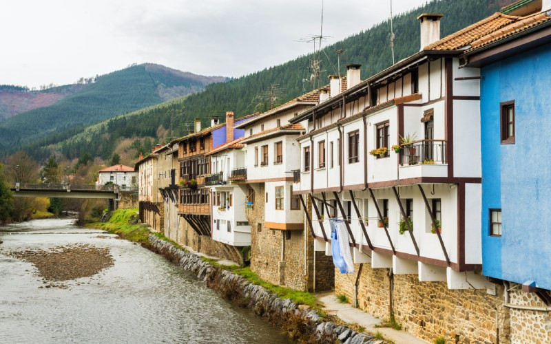 Maisons suspendues à Orozko