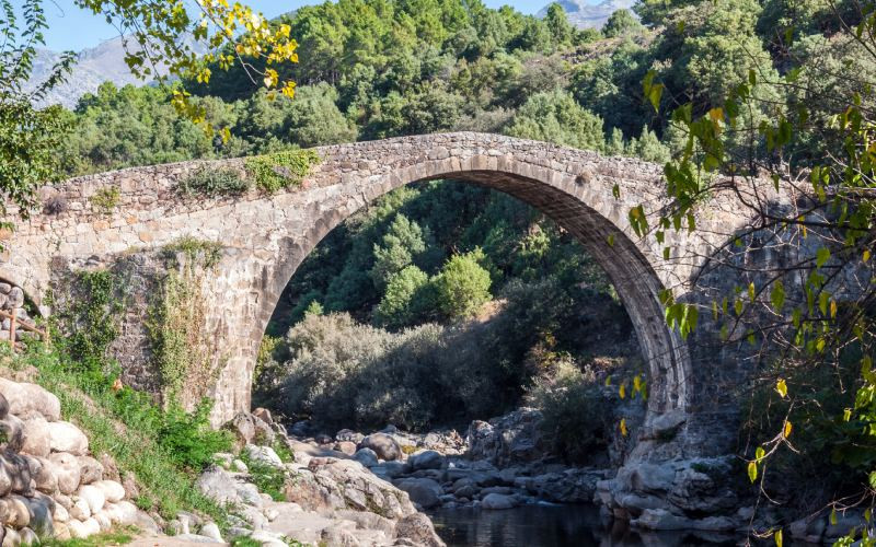 Vieux pont près de Madrigal de la Vera