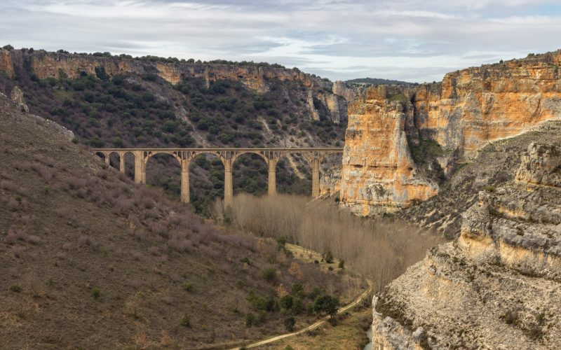 Vue panoramique des gorges de la rivière Riaza, province de Ségovie