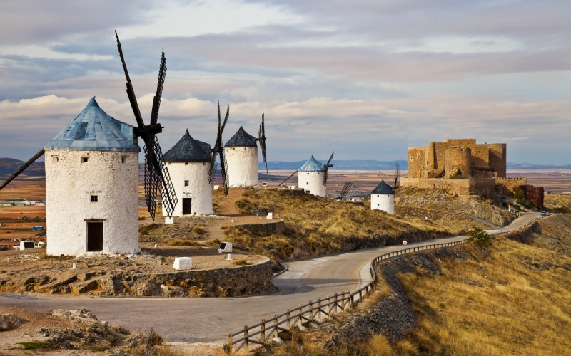 Moulins à vent et château de Consuegra