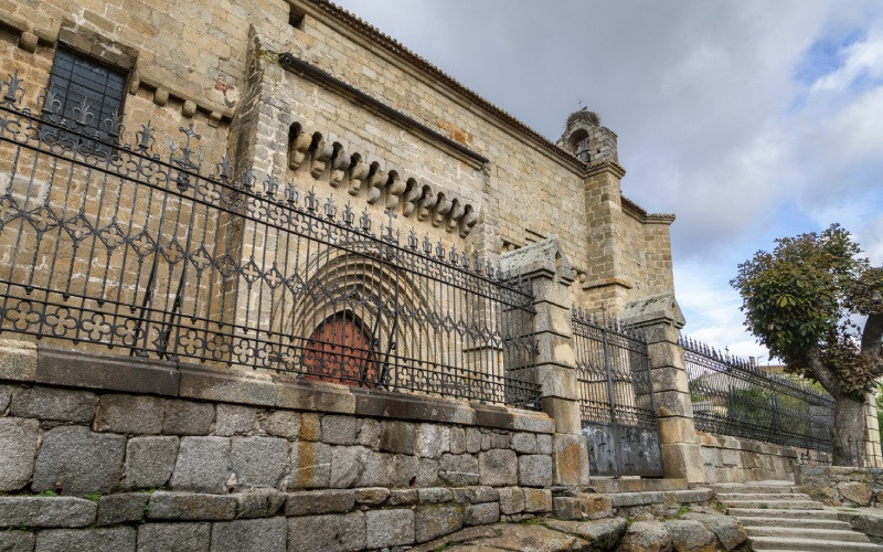 Dans l'église de Navaluenga les habitants se réunissent pour réciter les différentes romances