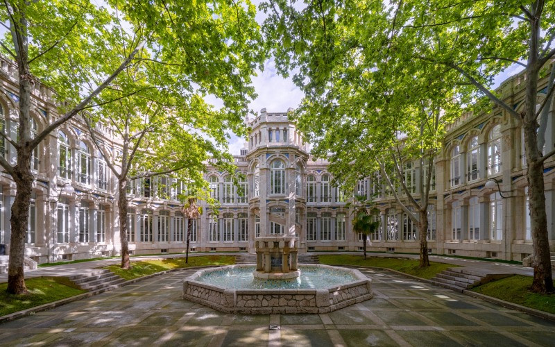 Cour centrale du palais de Maudes