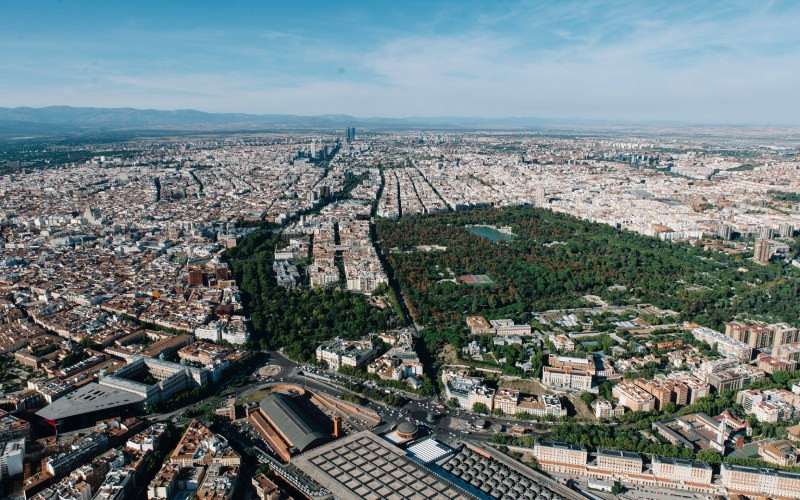 Le Retiro et le Paseo del Padre se distinguent par leurs arbres depuis le ciel