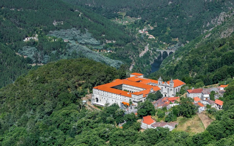 Monastère Santo Estevo de Ribas de Sil depuis le mirador Penedos do Castro