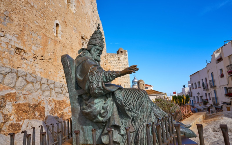 Phare de Peñíscola avec la statue du Pape Luna