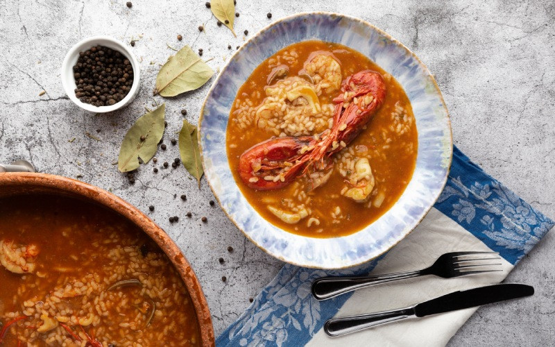 Un bon plat de riz aux carabineros, l'une des crevettes les plus appréciées au monde.