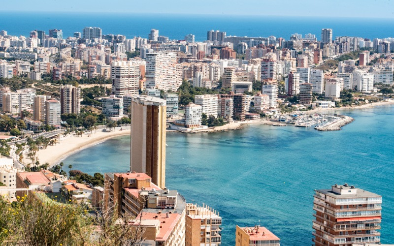 Plage Albufereta entourée d'immeubles