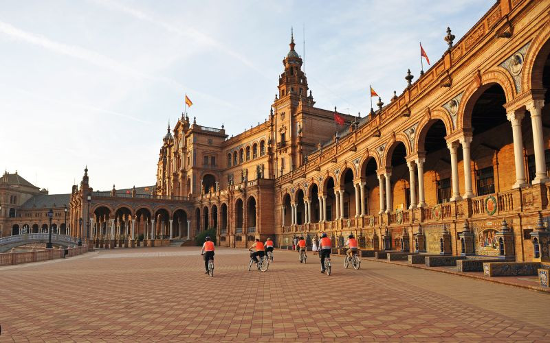 Des bicyclettes sur la place d’España à Séville