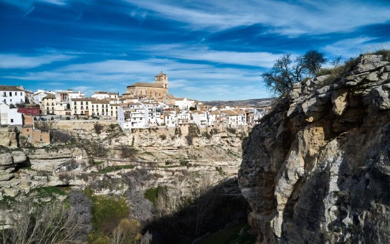 Vue panoramique d'Alhama sur la montagne