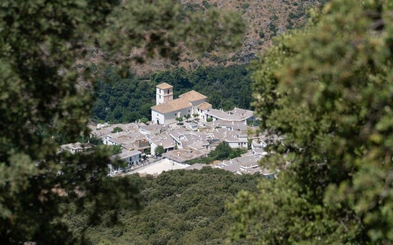 Le village de Bubión émergeant des montagnes