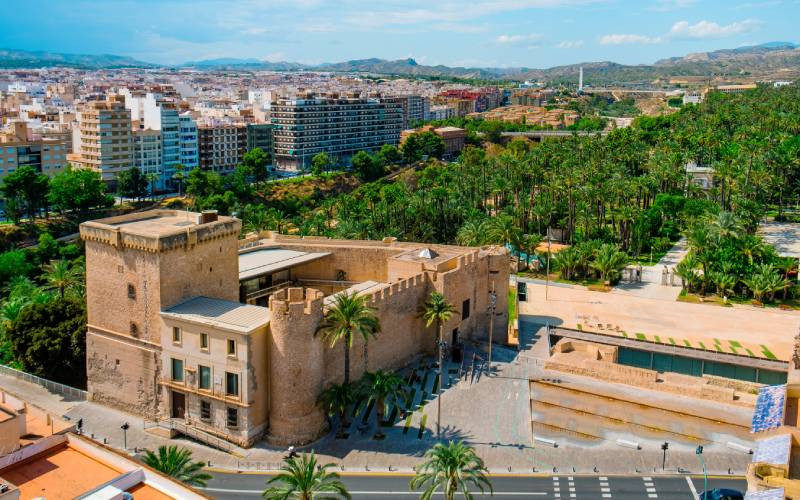 Château d'Elche à côté de la palmeraie