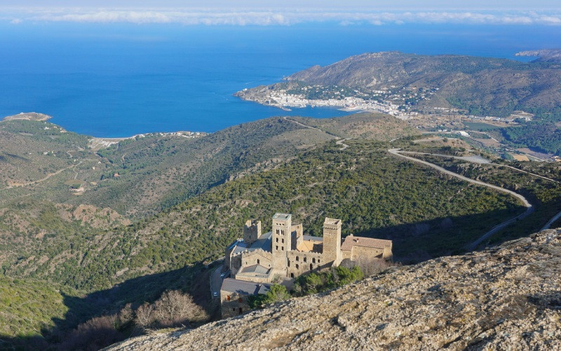 Monastère Sant Pere de Rodes avec la Costa Brava en arrière-plan