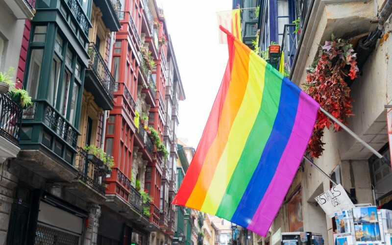 Les rues de Bilbao pendant la marche des fiertés