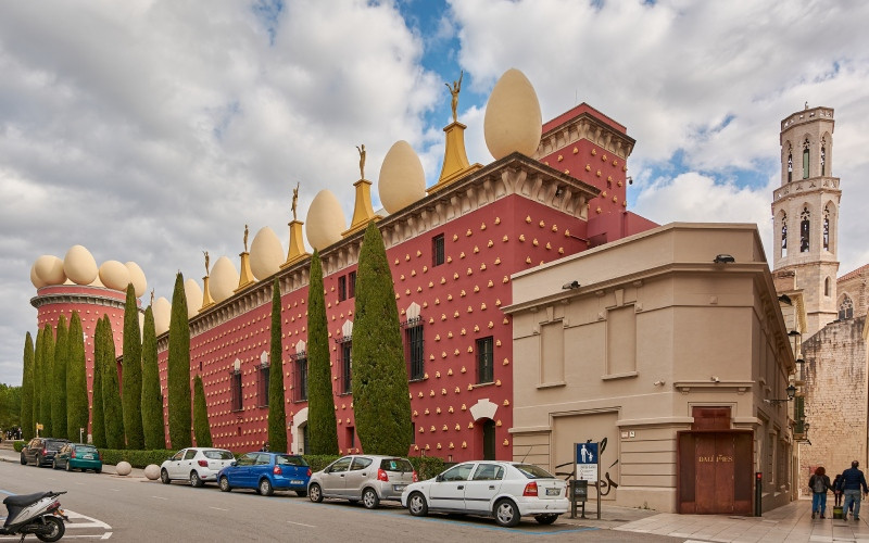 Façade du Théâtre-musée Dalí depuis la rue Tramontana