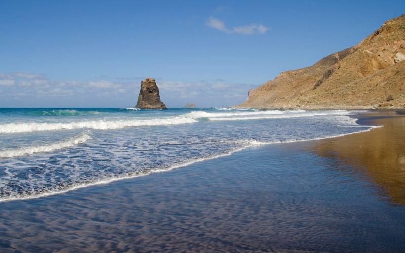 La mer inonde la plage de Benijo