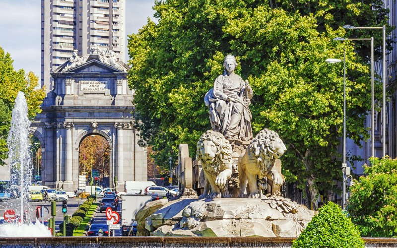 Fontaine de Cybèle, la Porte d'Alcalá et la tour de Valencia au fond