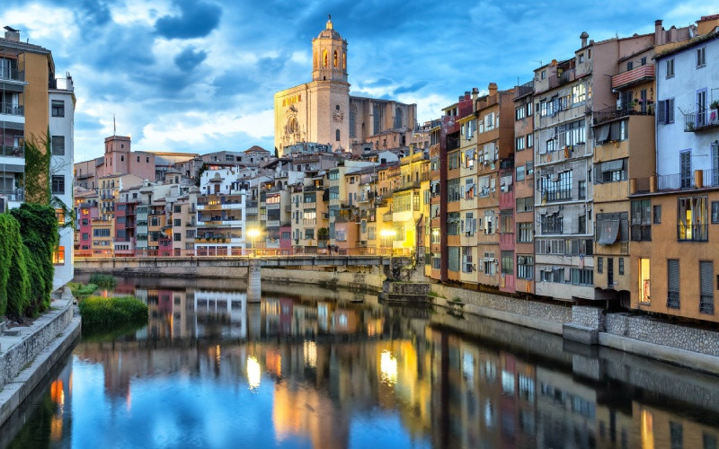 Maisons colorées sur les rives de l’Onyar au coucher de soleil