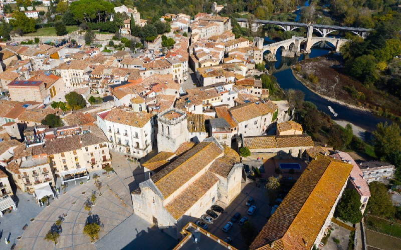 Église Sant Pere avec le quartier juif en arrière-plan