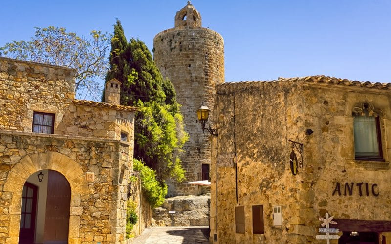 La tour des Heures dans le village de Pals