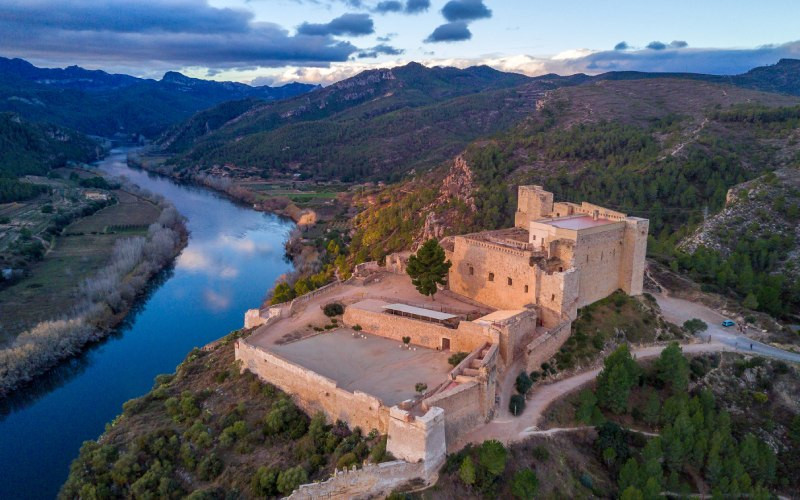 Le château de Miravet au sommet du village