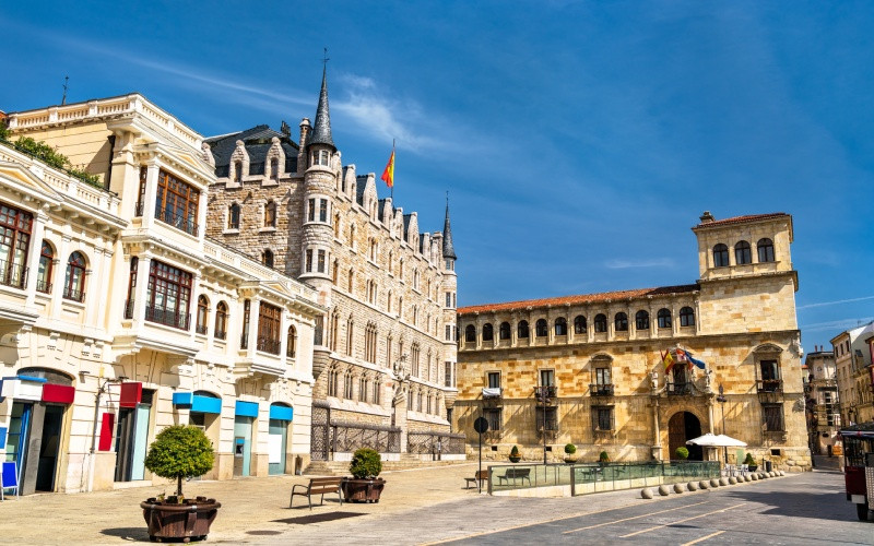 Palais des Guzmanes à côté de la Maison Botines