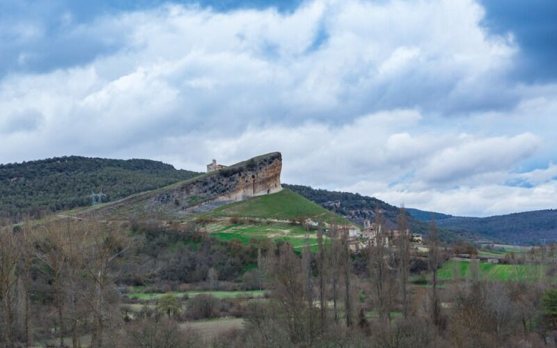 Église San Pantaleón de Losa sur la colline