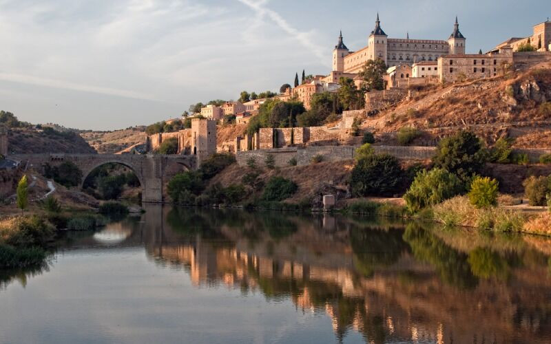 La ville de Tolède sur les rives du Tage