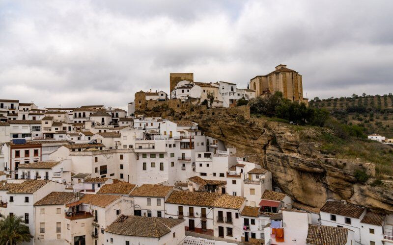 Vue panoramique du village de Setenil de las Bodegas