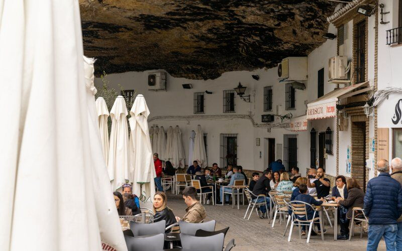 La rue Cuevas del Sol à Setenil de las Bodegas est pleine de bars