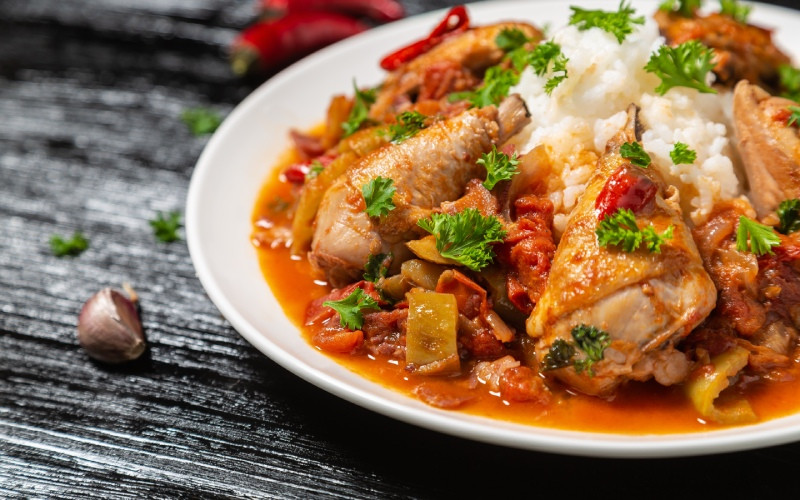 Poulet au chilindrón traditionnel d'Aragon et de Navarre.