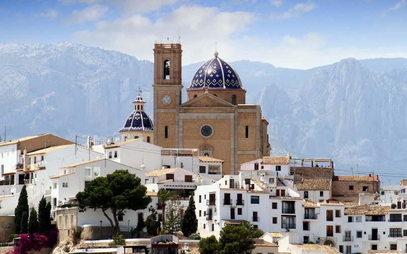 Altea avec la chaîne de montagnes de Bèrnia en arrière-plan